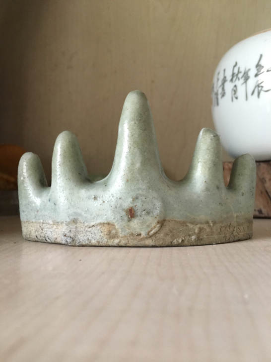 清代 豆青釉暗寿纹五峰笔架 长9.6高6c...