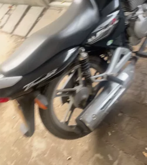 铃木125摩托车,今年8月刚审完车,正常骑...