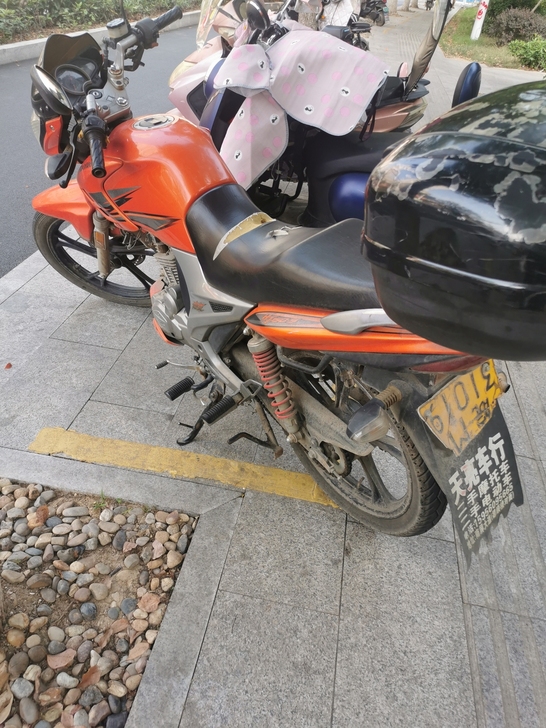 豪爵摩托车一辆，1800，可以小刀，功能完...