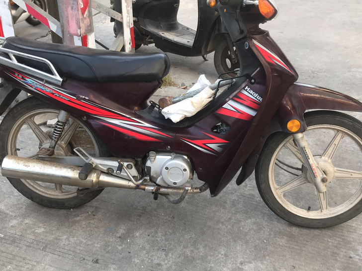 豪爵弯梁摩托车,新换的化油器和锁头,神油神...