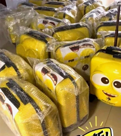 公司年会的时候买多了，剩余20多个小黄人行...