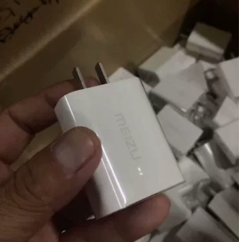 手机充电头  有需要的老板来一个。一个不出...