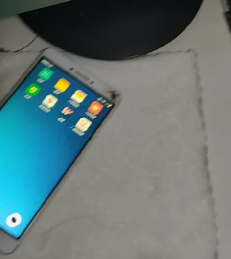 找出一个小米max ，外屏破损严重垃圾成色...