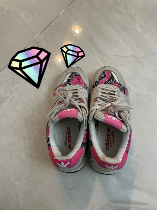 阿迪达斯运动鞋，磨皮的，照片看起来感觉比较...