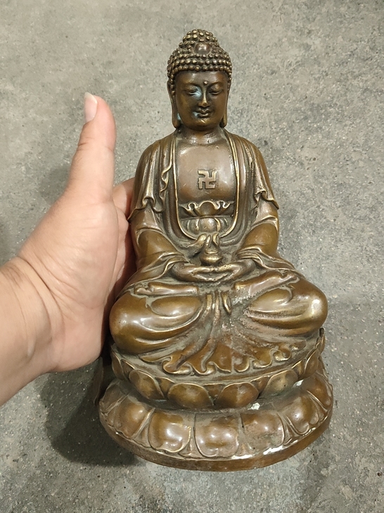 铜佛一尊,重量5.3斤,高度21公分