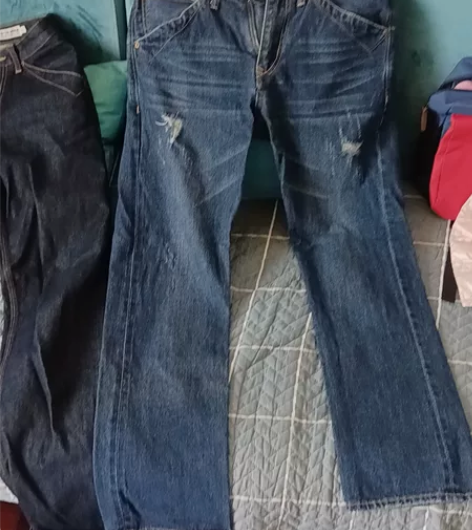 两条牛仔裤，尺码都是30的。裤长正常，当时...