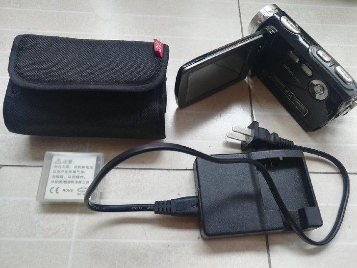 莱彩摄像机,一块电池,一个充电器,一个包,...