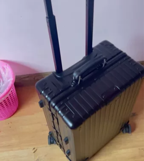 日默瓦旅行箱,实物很漂亮,是复古类型的仿版...