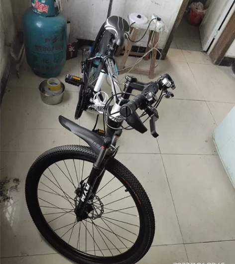 全新21速26寸,黑白色辐条轮山地车。只骑...