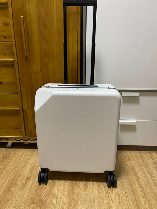 95成新Alloy白色磨砂铝框登机箱,20...
