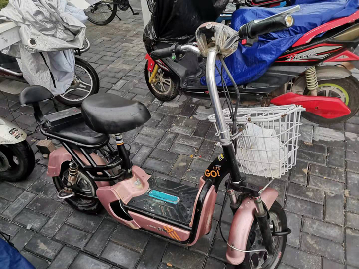 小鸟电动车,没有牌,外观还行。锂电池,现在...