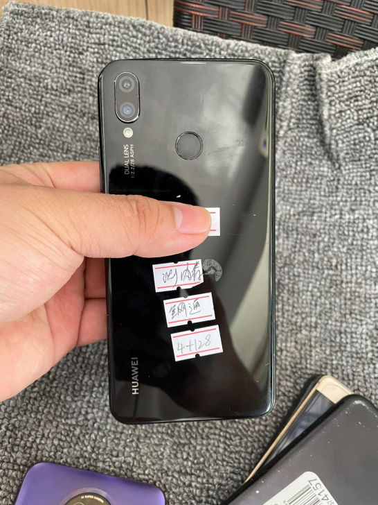 华为nova3i。4+128G。内爆。有锁...