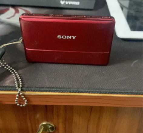 Sony索尼照相机处理。机器屏幕边翘起。无...