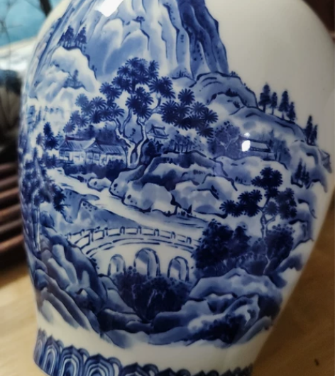 日本回流,青花花瓶,周山作。品相如图 感兴...