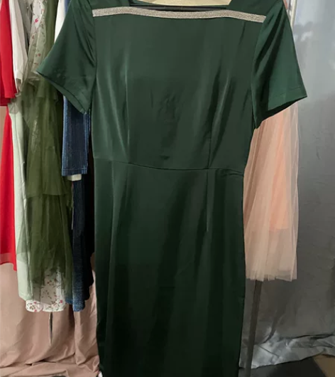 老品牌SOFA，小码连衣裙，面料很滑，直播...