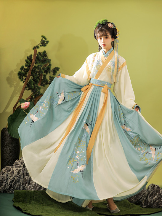 汉服 后原装盒子 有购入记录 吊牌剪掉了...
