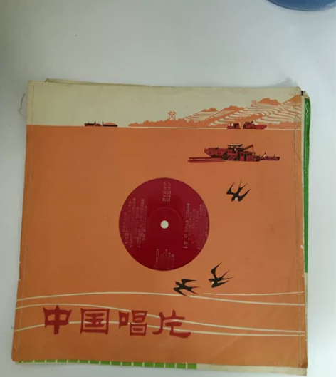 民族音乐薄膜唱片四张 其中: 78年二张（...