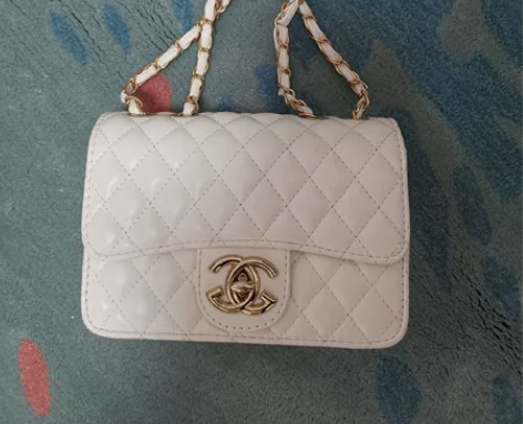 处理样品女士单肩斜挎包小方包。黑色,白色各...