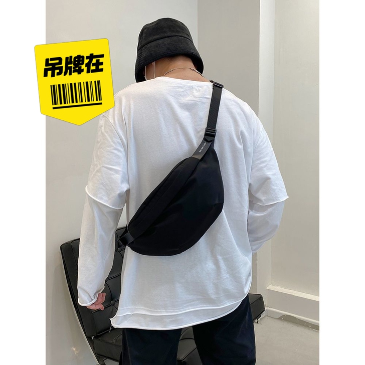 背上特别帅气，吊牌还在！日系男斜挎包潮尼龙...