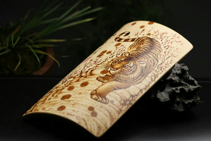 云南湘妃竹烫画下山虎臂搁摆件，工艺精湛，刻...