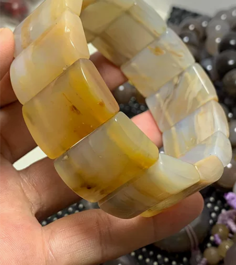 新出北票树化玉手排一串,冰透料飘黄花,大尺...