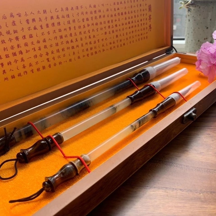 天然岫玉毛笔。手工制作