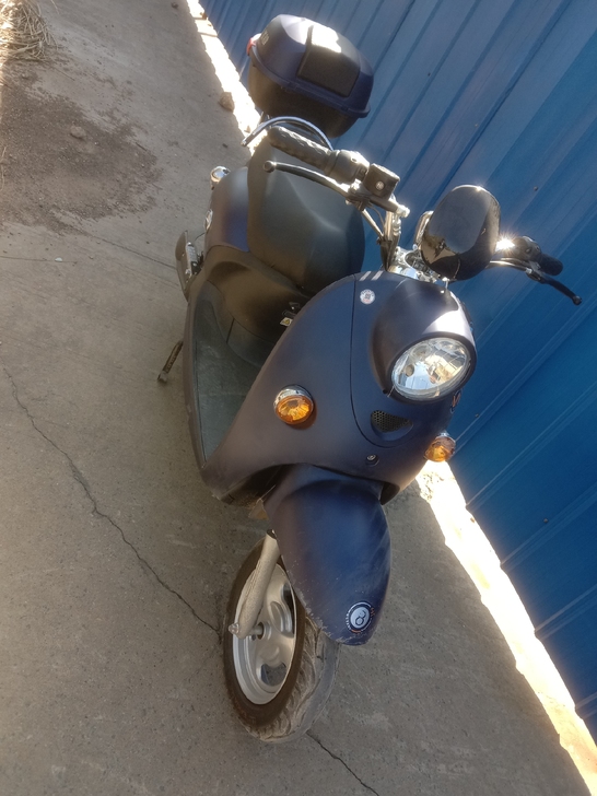 九九新的五羊小绵羊电动车,六十付五个大电瓶...