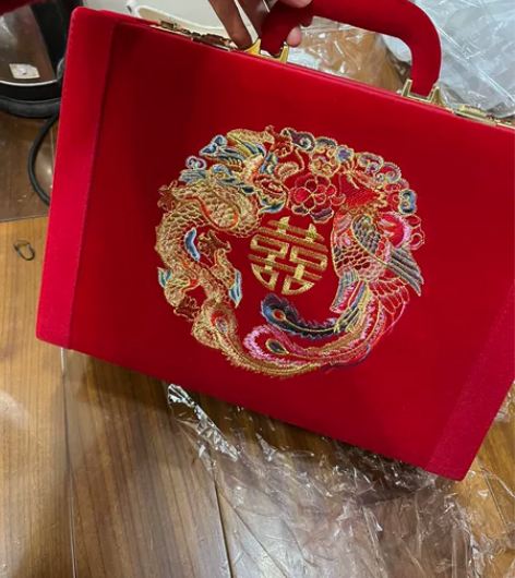 婚庆箱子,刺绣绒的全新未使用,鳄鱼皮质的只...
