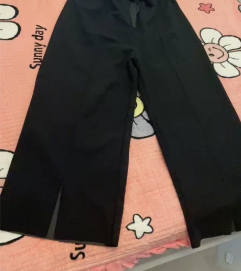 黑色阔腿裤,自带裤线,显瘦,前开角,本人1...