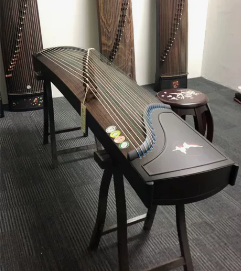 古筝是去年买的,只用过几次,几乎全新!买的...