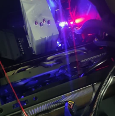 先马趣造机箱，黑色的，对我来说太小了最终还...