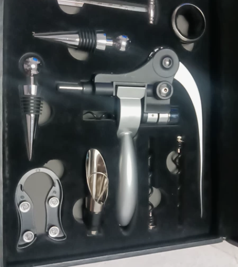 一套红酒开瓶器，一次都没使用过，转给有需要...