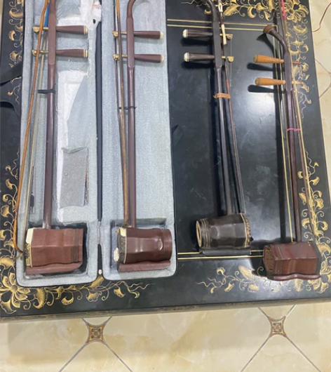 爸爸收藏的二胡 硬木的 还剩黑檀红木 我不...