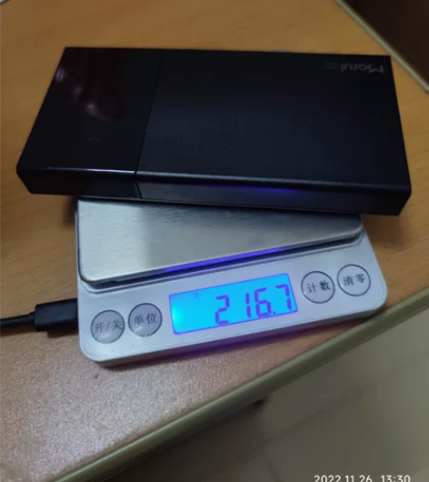 很轻薄的充电宝,现在网上很少这种充电宝了,...