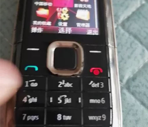 柜子里找到的诺基亚5132古董手机一台，是...