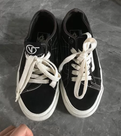 vans 36码 正品专柜购买 感兴趣的话...