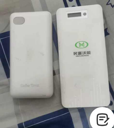 出俩充电宝,圆的2w毫安,方的1.1w毫安...