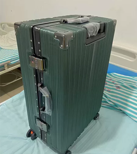 公司搞活动余下行李箱,低价出售。20一28...