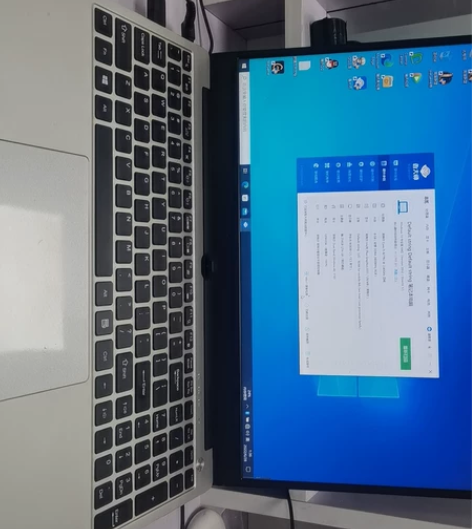 办公轻薄本,朋友送的。很少用!可以玩lol...