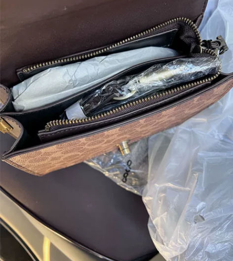 女包 斜挎包 不是皮的 全新 五金有点...