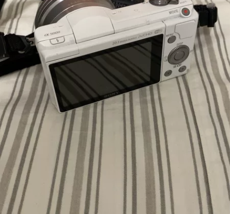 出售9.5成新sony a5000微单,卡...