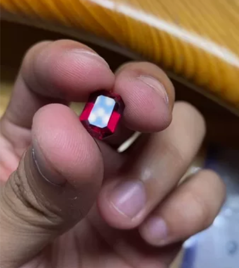 天然石榴石,尺寸11.4x8.5x5.5m...
