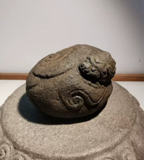 青石螭龙镇纸,茶台利器。 感兴趣的话点“我...