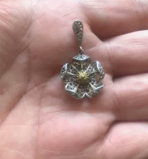 925纯银花丝局部鎏金花朵形状吊坠，工艺复...
