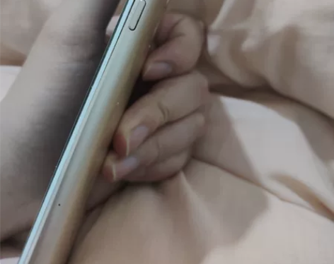 荣耀6X，4+64，屏幕裂痕看图，有一个白...