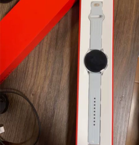 一加手表买了没戴过几次,无任何划痕磨损。箱...