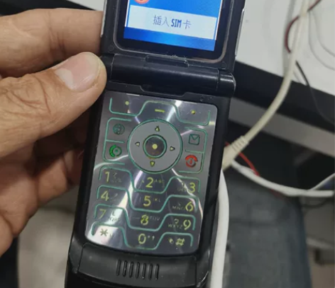 摩托罗拉v3手机，已经不读卡了，我们这里！...