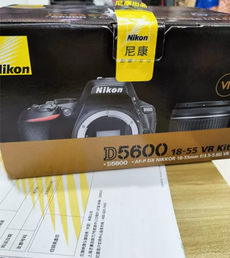 出尼康d5600+18-55套机。实体店柜...