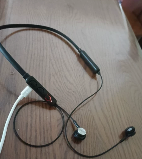 蓝牙运动耳机,正常使用,室外大音量能连听3...