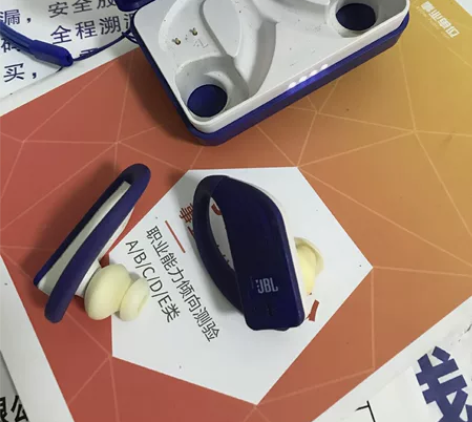 闲置JBL蓝牙耳机,黑莓Z10手机,正常使...